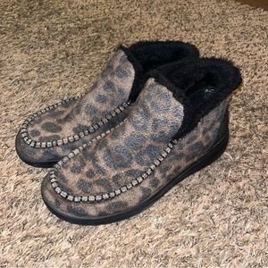 Hey dude warm fuzzy booties size 10
In excellent condition